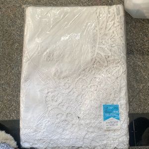 NWT a white embroidered tablecloth 100 % cotton 72x108 w/ 12 dinner napkins
